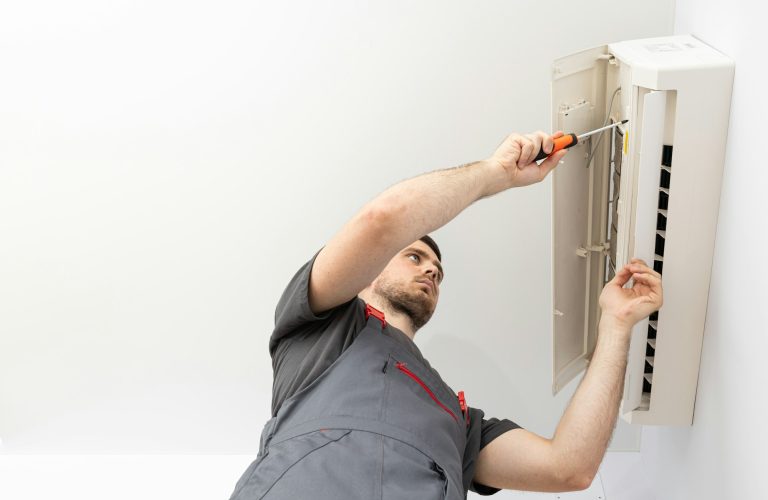 Male master and air conditioner, air conditioner repair